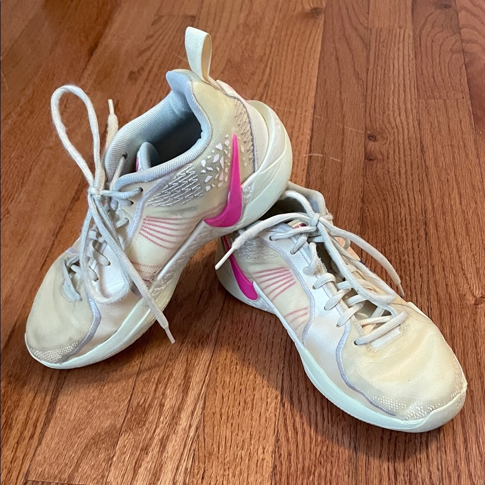 Nike Sabrina’s - Size 5Y